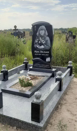 Гранітний пам'ятник для Віри Люльки