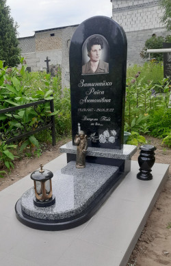 Гранітний пам'ятник для Затинайко Р.А.
