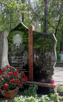 Гранітний пам'ятник для Пономаренко