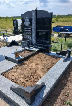 Гранітний пам'ятник для Осмоловських