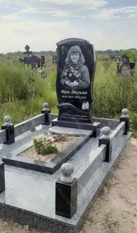 Гранітний пам'ятник для Віри Люльки