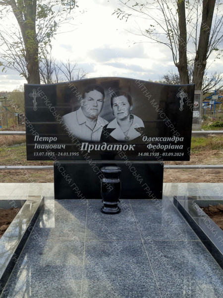 Гранітний пам'ятник для сім'ї Придаток